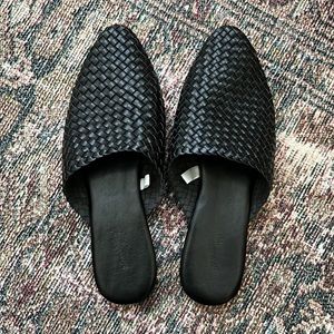 Universal Threads Black Faux Leather Woven Slides Size 8 EUC